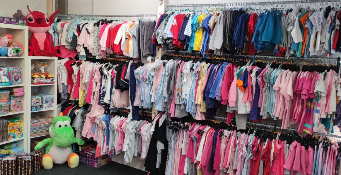 Innenansicht Geschäft. Eine breite Auswahl an Kinderbekleidung mit tollen Kindermotiven