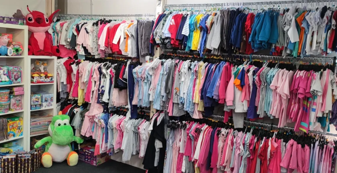 Innenansicht Geschäft. Eine breite Auswahl an Kinderbekleidung mit tollen Kindermotiven