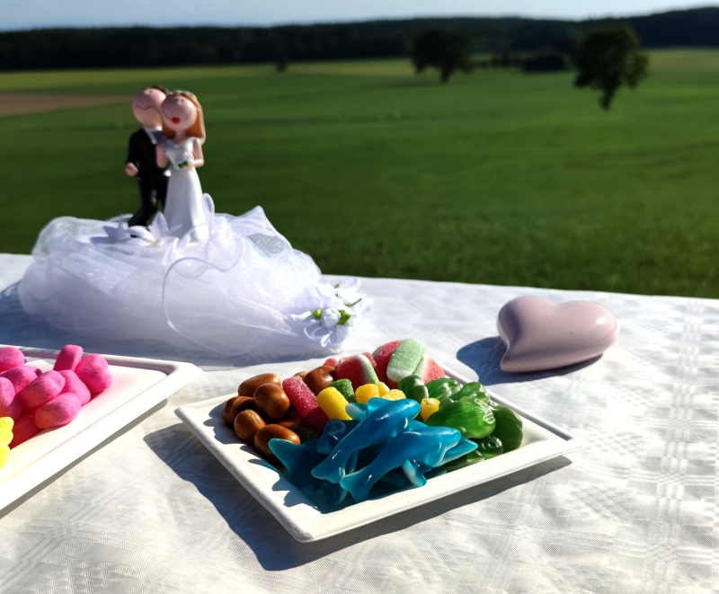 Süßigkeitenplatte für ihre Hochzeit als Teil ihrer Candybar oder für die Tische ihrer Hochzeitsgäste. Inhalt 250g Süßigkeiten ihrer Wahl.
